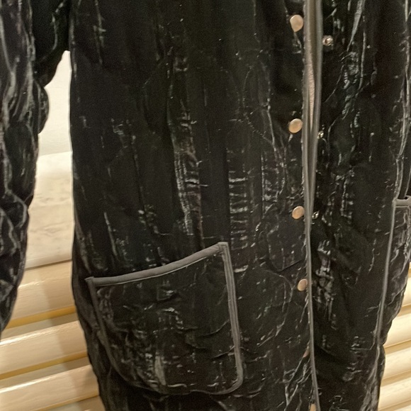 Anine Bing Long Quilted Black Crushed Velvet Coat with Snap Buttons & Padding - Picture 4 of 16